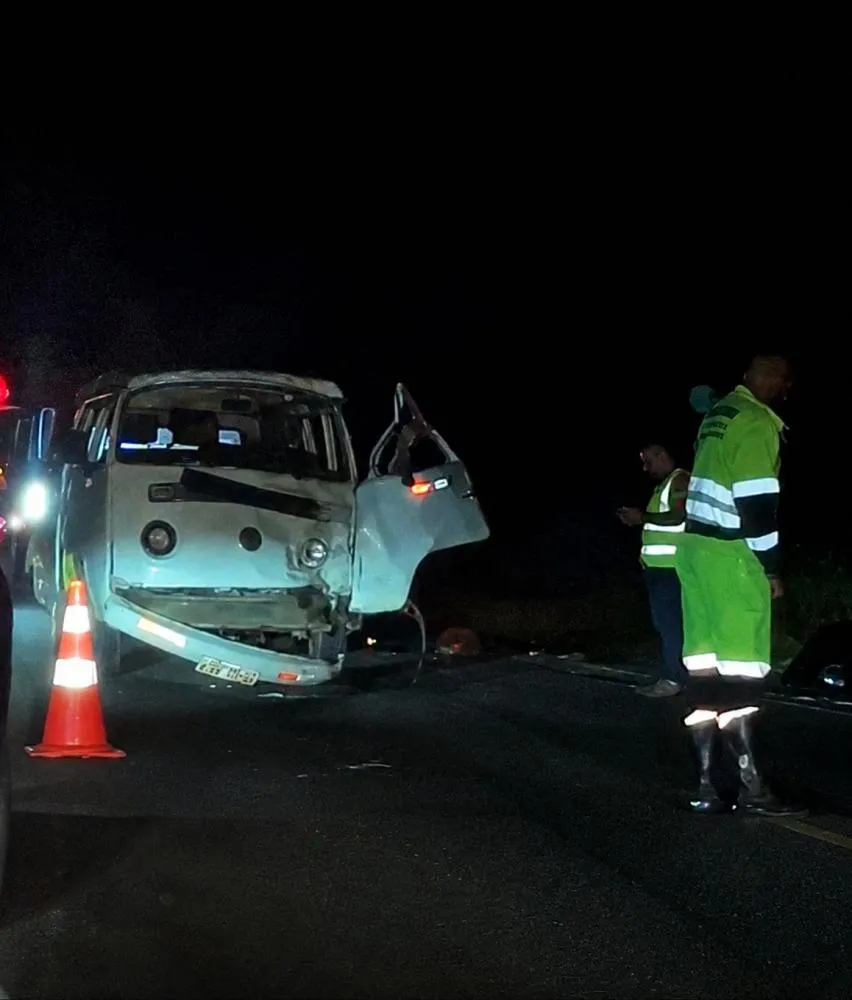 ACIDENTE ENTRE MOTO E KOMBI DEIXA 1 PESSOA MORTA NA 093