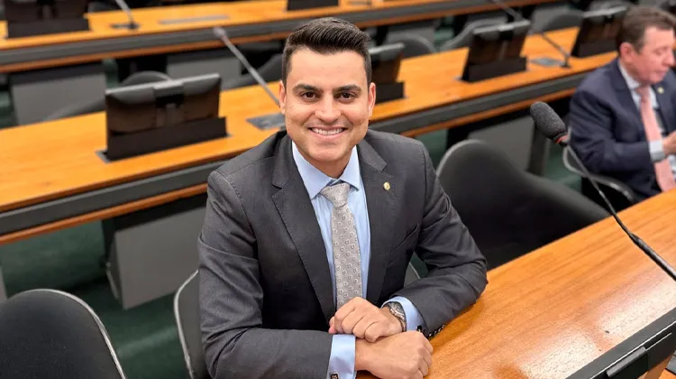 DEPUTADO ENVIA EMENDAS A 5 CIDADES PARA CONTRATAÇÃO DE CANTOR QUE ELE É EMPRESÁRIO