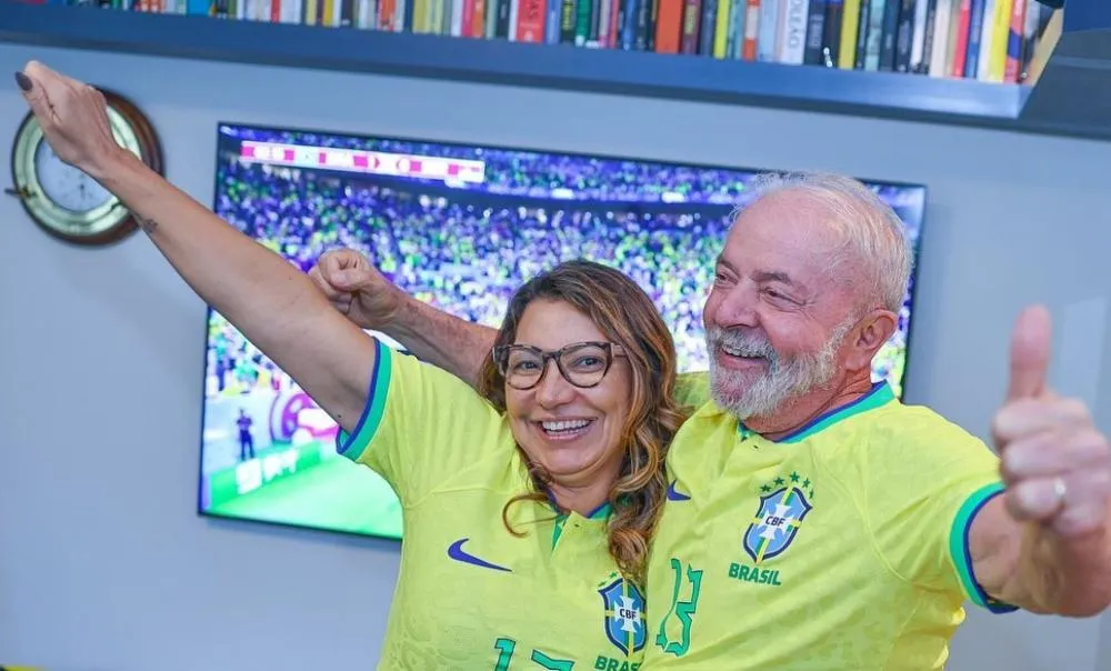 A ESQUERDA TEM DE USAR O VERDE-AMARELO NA COPA, DIZ LULA