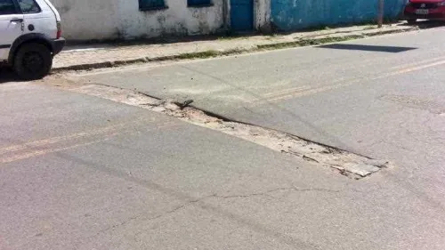 EMBASA E TERCERIZADAS DEIXAM BURACOS ABANDONADOS EM VIAS PÚBLICAS E CALÇADAS